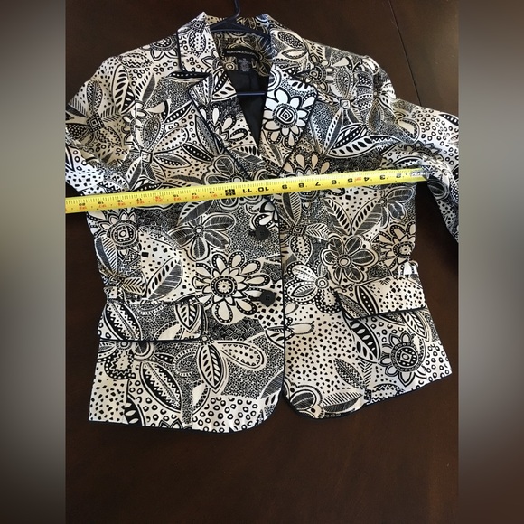 Norton McNaughton-Size 10-Black and White Lined Floral Blazer- - Picture 15 of 16